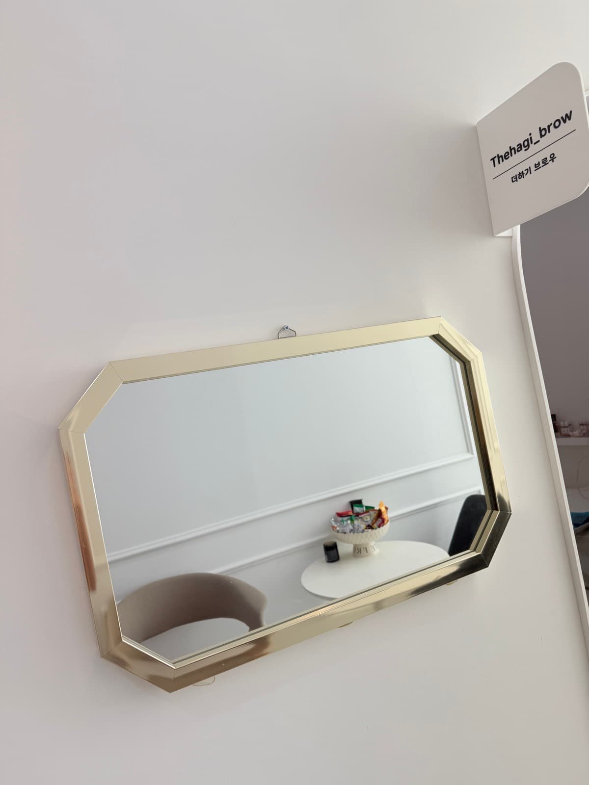 더하기브로우 사인이 걸린 거울